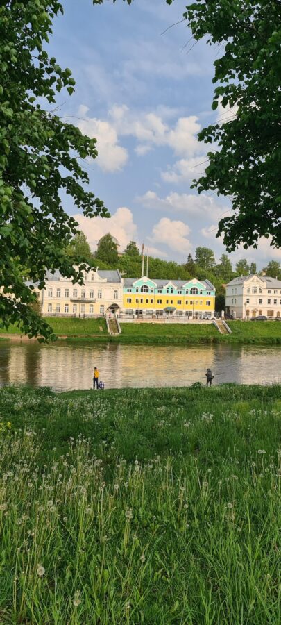 Жители города в Тверской области возмутились расцветкой здания