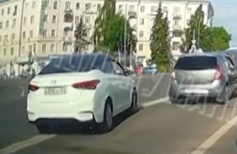 На опасной площади в Твери иномарка срезала дорогу по встречке На опасной площади в Твери иномарка срезала дорогу по встречке