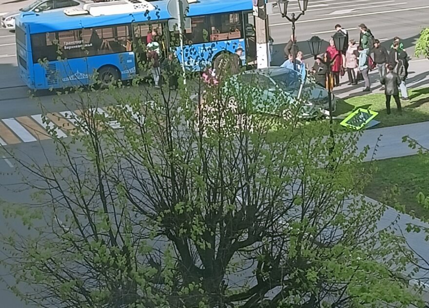 В Твери прохожие поймали пьяного водителя, устроившего ДТП В Твери прохожие поймали пьяного водителя, устроившего ДТП
