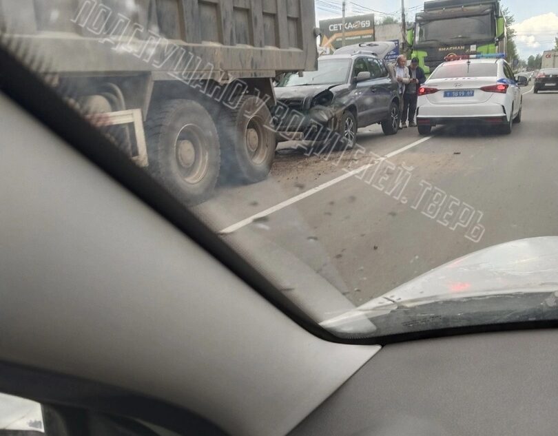 На въезде в Тверь легковушка въехала в самосвал