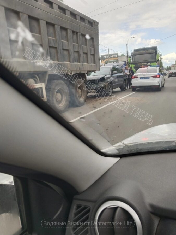 На въезде в Тверь легковушка въехала в самосвал