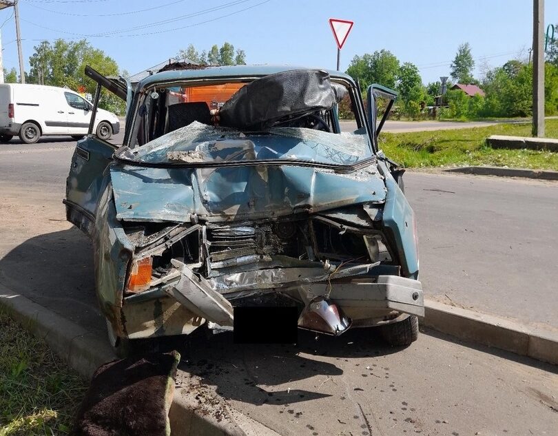 ВАЗ "влетел" в жилой дом в Тверской области