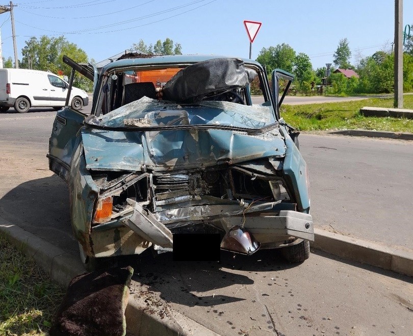 ВАЗ "влетел" в жилой дом в Тверской области