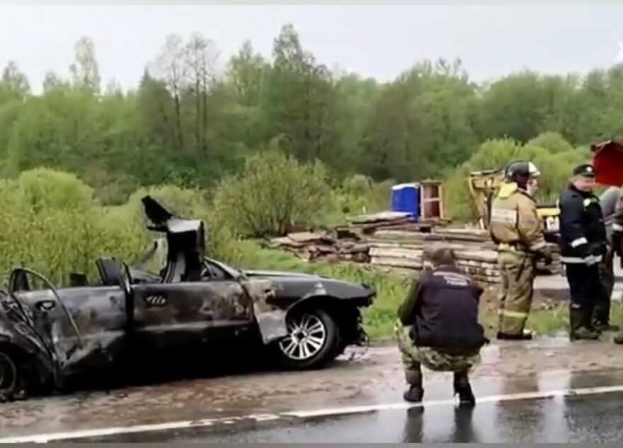 Сотрудники СКР выясняют обстоятельства страшного ДТП в Тверской области Сотрудники СКР выясняют обстоятельства страшного ДТП в Тверской области