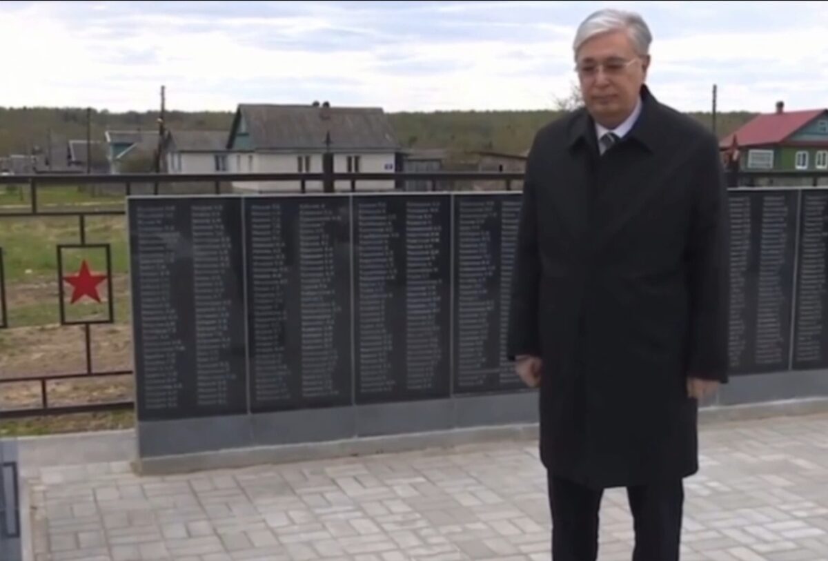 Президент Казахстана возложил цветы к мемориалу в Тверской области