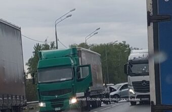 В Тверской области кроссовер протаранил фуру