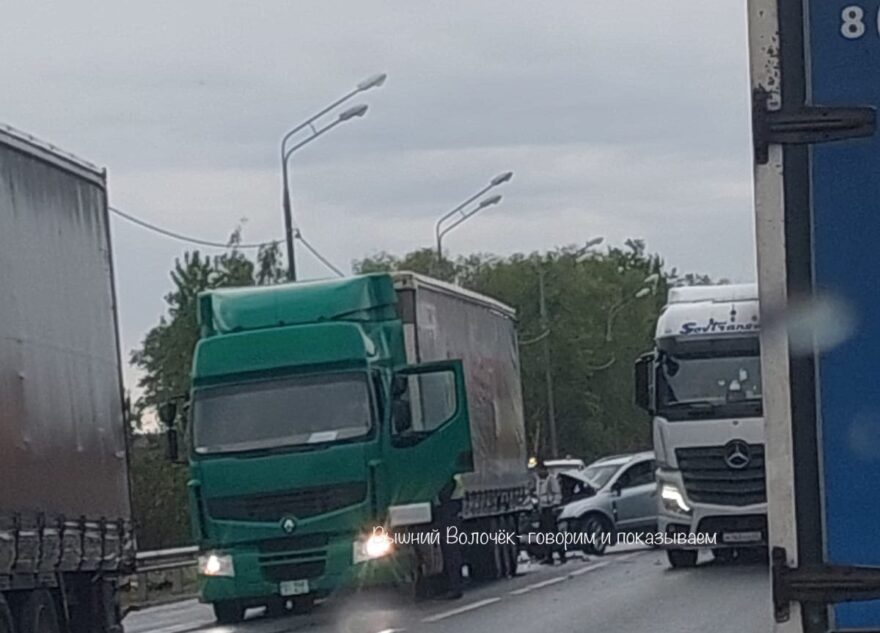 В Тверской области кроссовер протаранил фуру