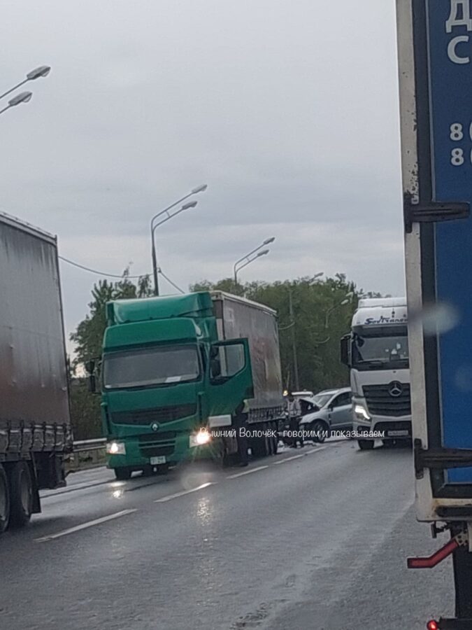 В Тверской области кроссовер протаранил фуру