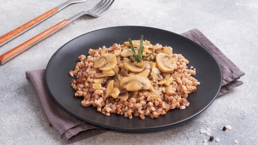 Врач назвал продукты, с которыми опасно есть гречку