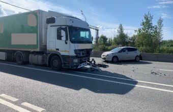 Водитель легковушки пострадал в столкновении с фурой и отбойником под Тверью
