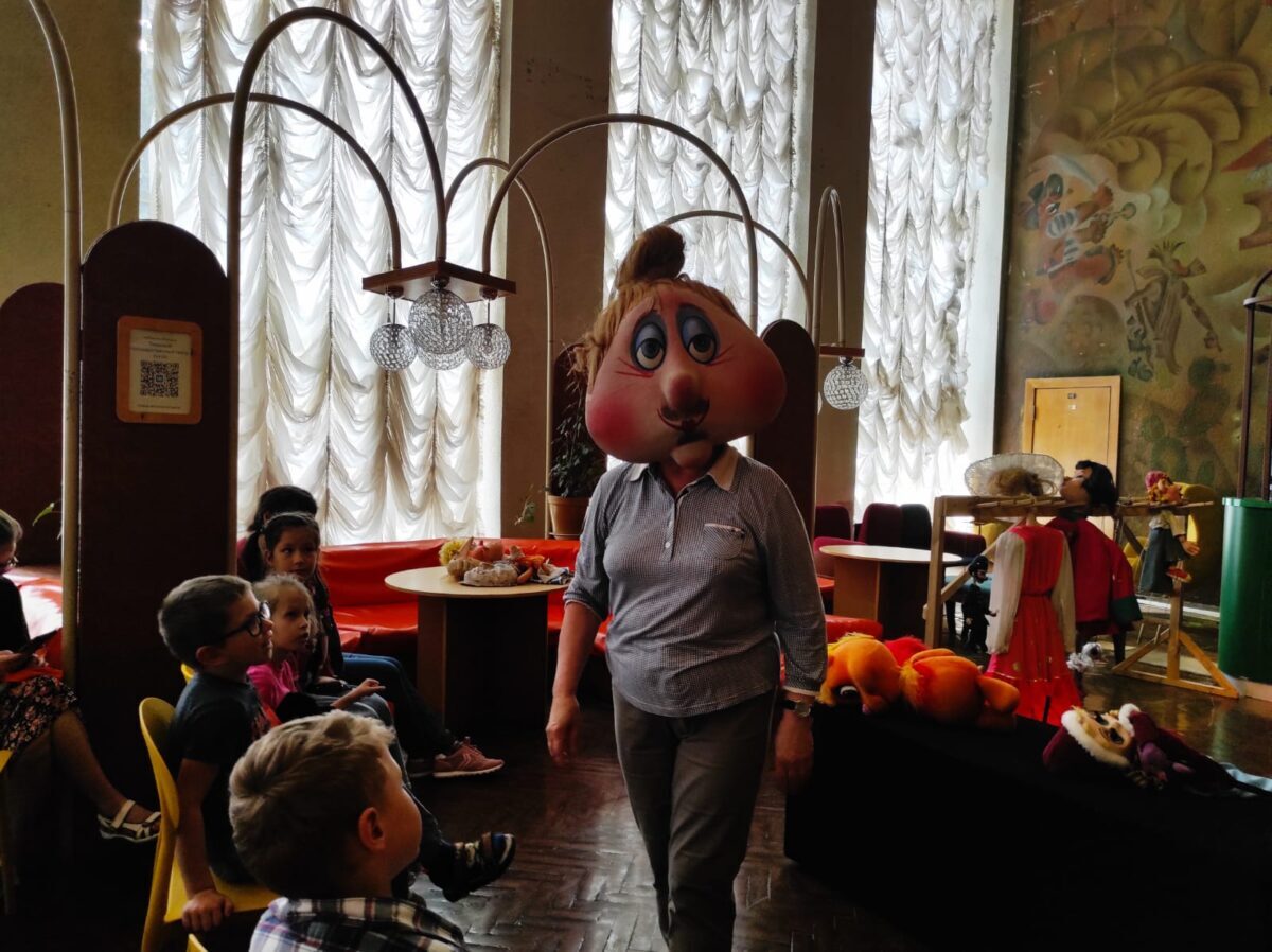 В Тверском театре кукол показали секреты и провели в тайные комнаты