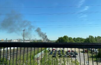 Отделения нескольких пожарно-спасательных частей Твери тушат загоревшийся ангар