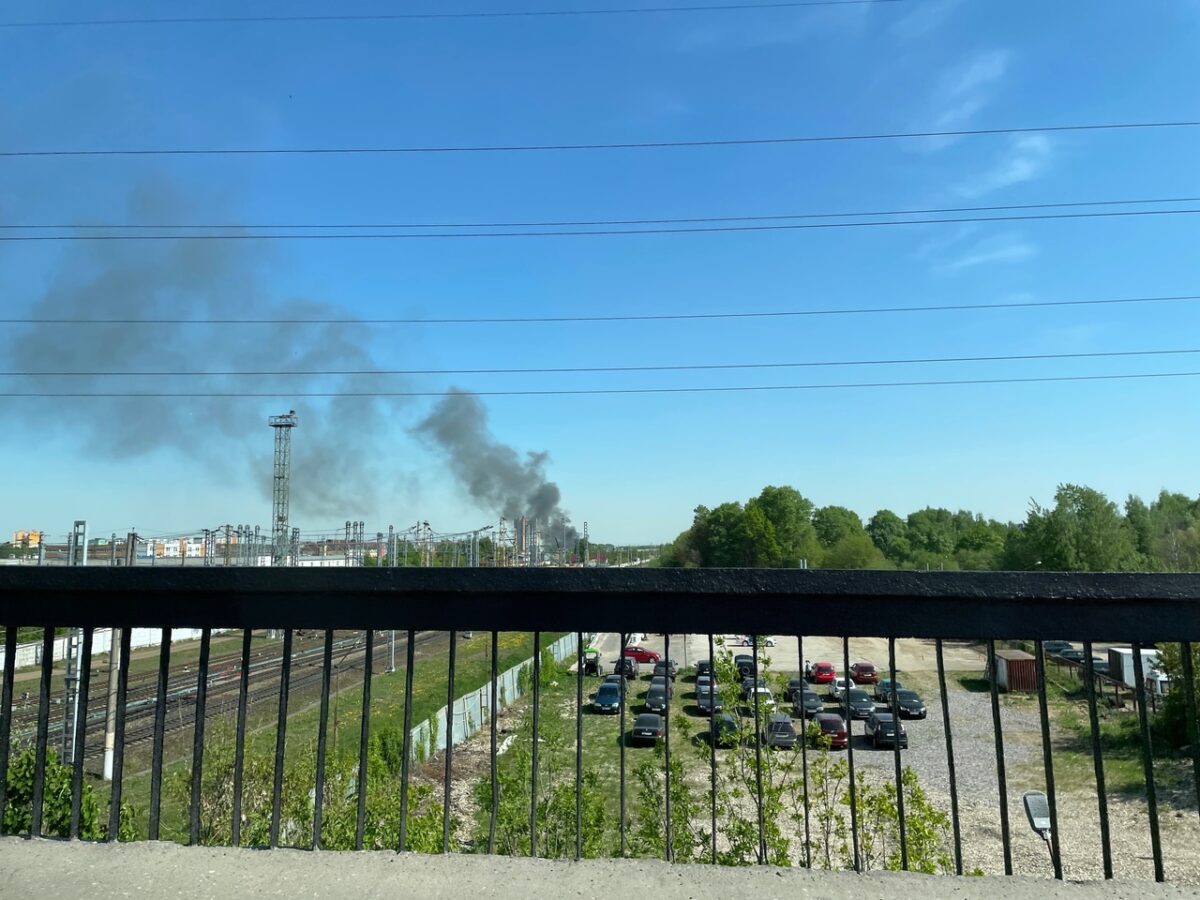 Отделения нескольких пожарно-спасательных частей Твери тушат загоревшийся ангар