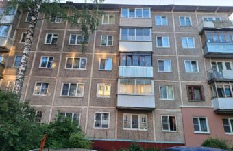 В Твери из окна четвертого этажа выпал маленький ребенок