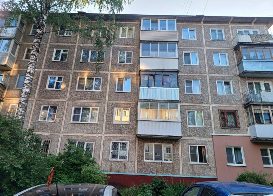 В Твери из окна четвертого этажа выпал маленький ребенок В Твери из окна четвертого этажа выпал маленький ребенок
