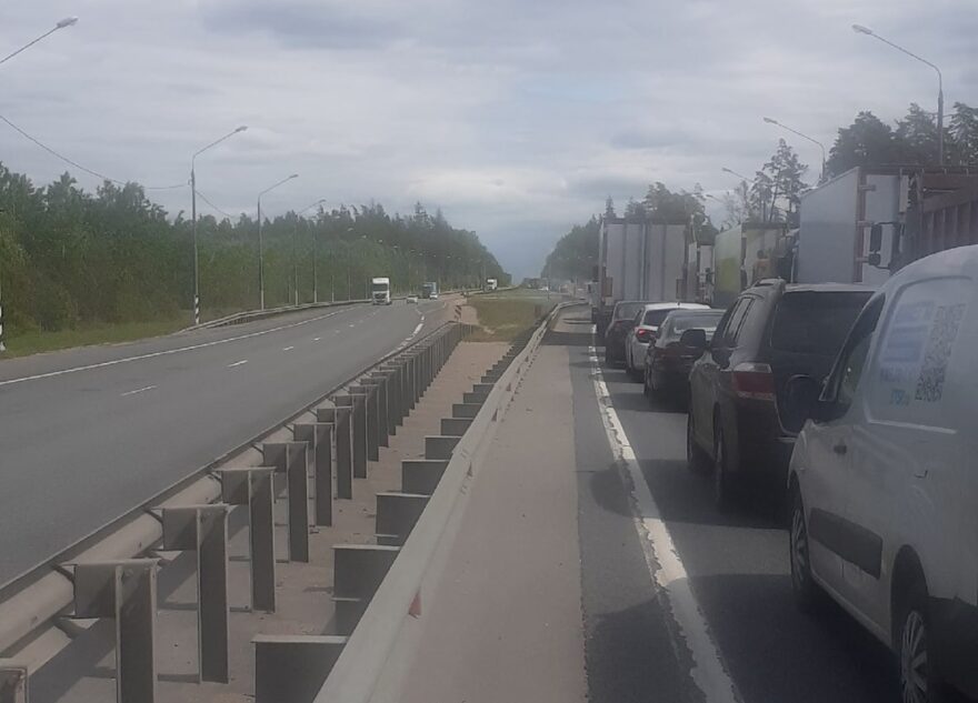 На въезде в Тверь из-за ДТП с трактором собралась огромная пробка На въезде в Тверь из-за ДТП с трактором собралась огромная пробка