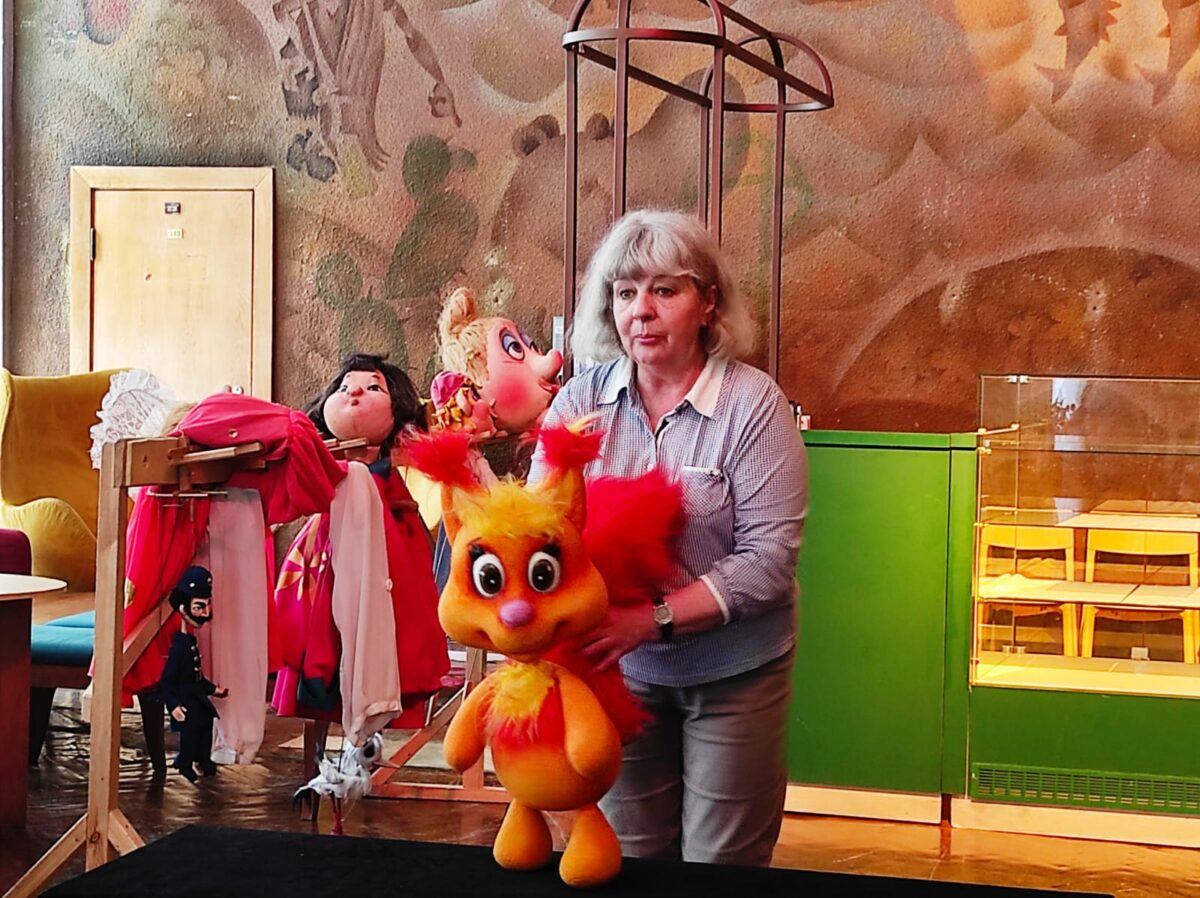 В Тверском театре кукол показали секреты и провели в тайные комнаты