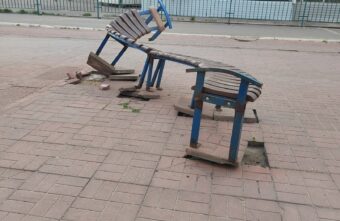 Неизвестные сломали скамейку-змейку в центре Твери