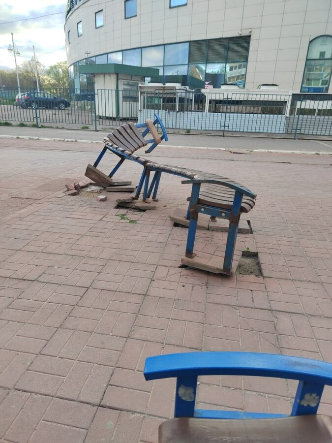 Неизвестные сломали скамейку-змейку в центре Твери