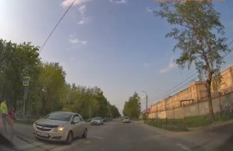 В Тверской области наказали водителя, который чуть не сбил женщину и ребёнка