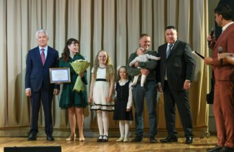 Игорь Руденя и Владимир Васильев наградили победителей регионального этапа конкурса «Семья года»