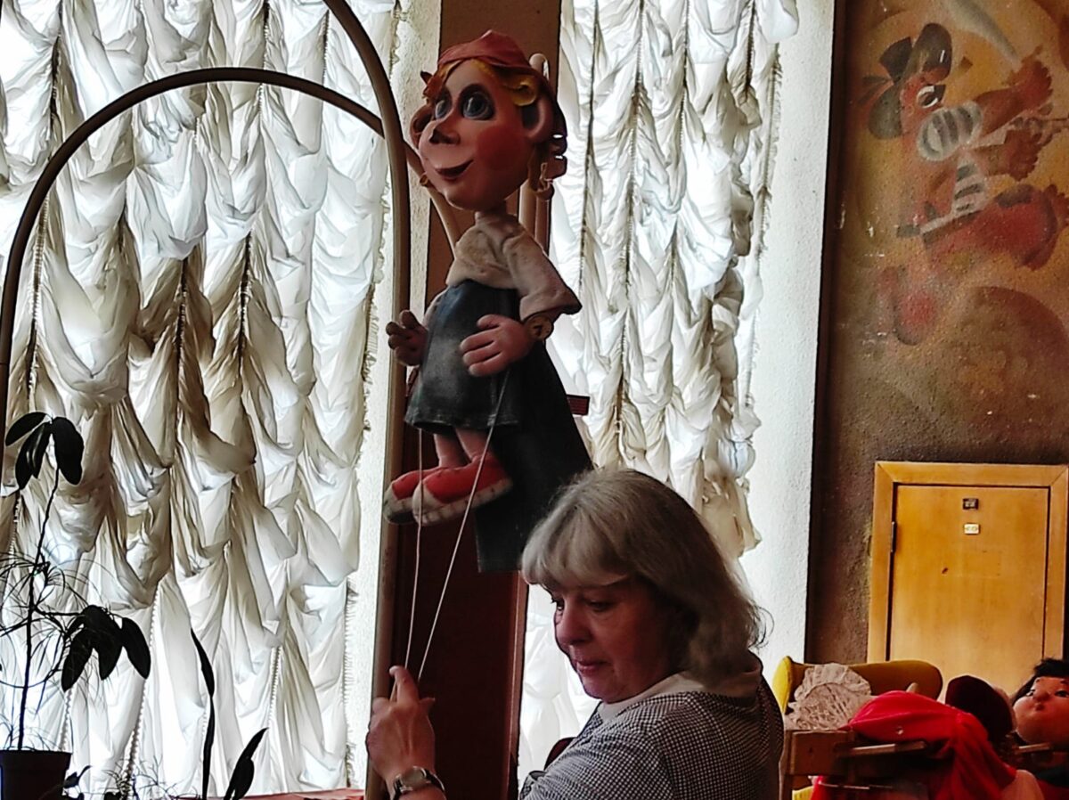 В Тверском театре кукол показали секреты и провели в тайные комнаты