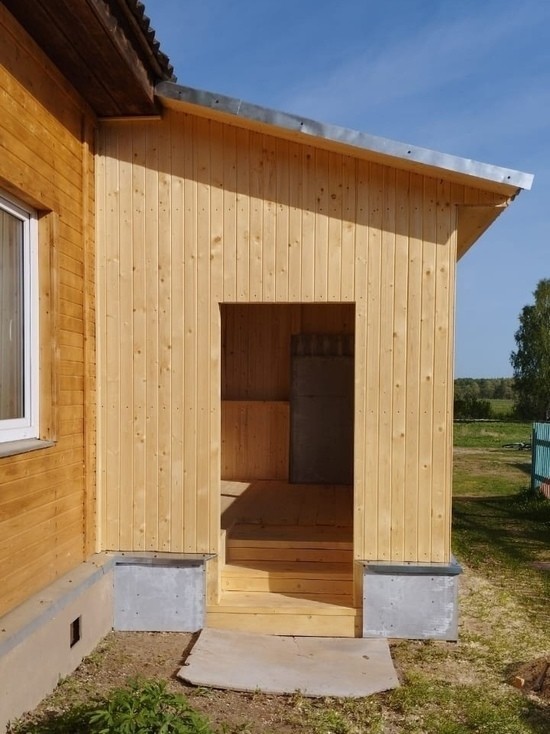 В Завидовской библиотеке в Тверской области построили новое крыльцо