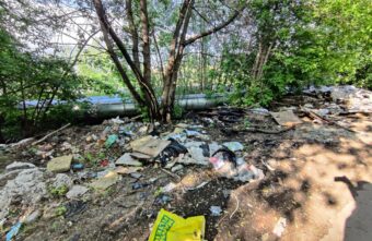 Берег реки в Твери превратился в склад отходов