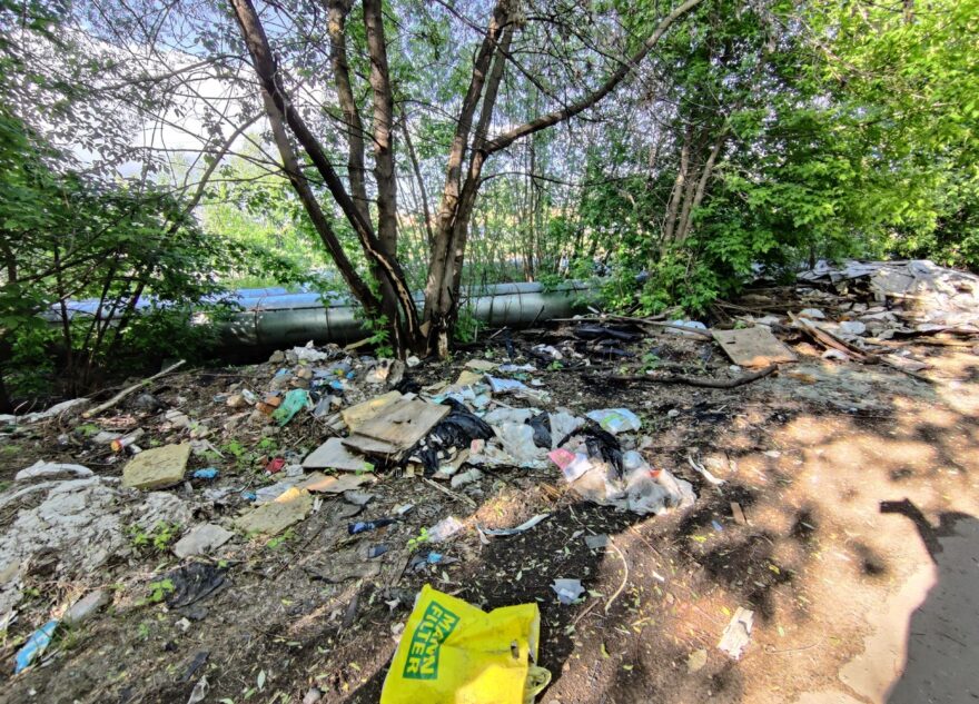 Берег реки в Твери превратился в склад отходов