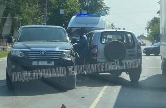 В Твери два кроссовера не поделили дорогу и перекрыли движение