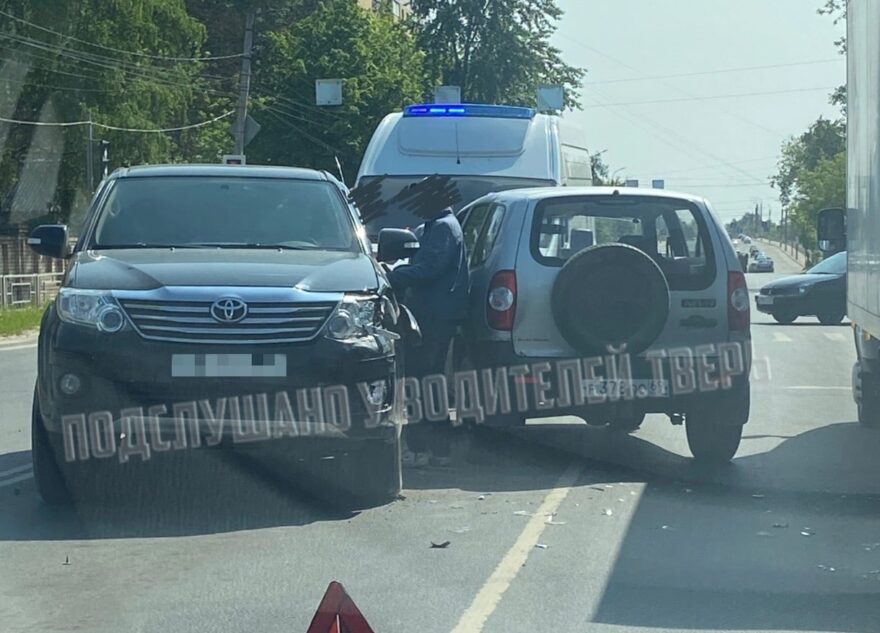 В Твери два кроссовера не поделили дорогу и перекрыли движение В Твери два кроссовера не поделили дорогу и перекрыли движение