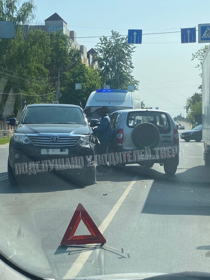 В Твери два кроссовера не поделили дорогу и перекрыли движение