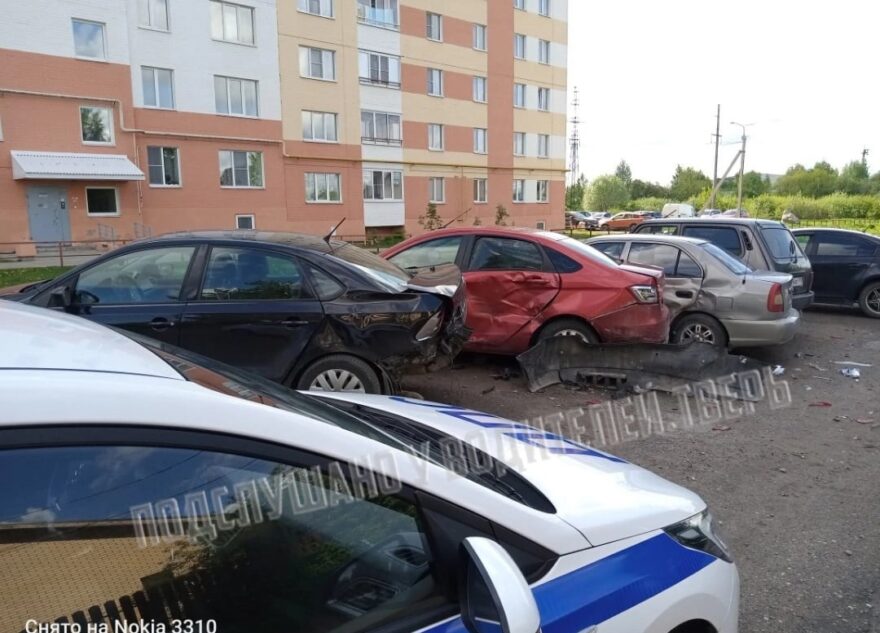 Несовершеннолетние водители повредили припаркованные автомобили в Твери Несовершеннолетние водители повредили припаркованные автомобили в Твери