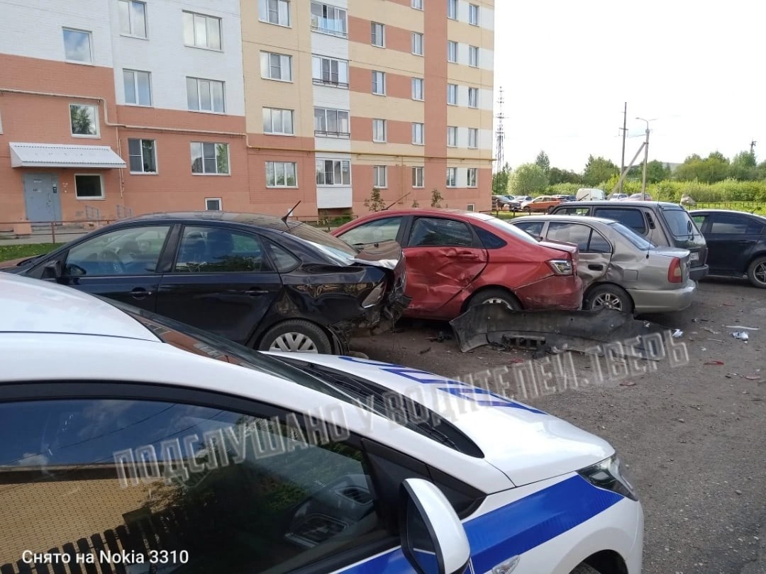 Несовершеннолетние водители повредили припаркованные автомобили в Твери