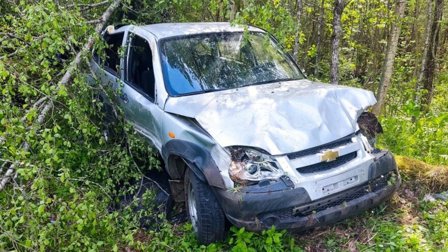 В Тверской области пострадал водитель съехавшего в кювет внедорожника В Тверской области пострадал водитель съехавшего в кювет внедорожника