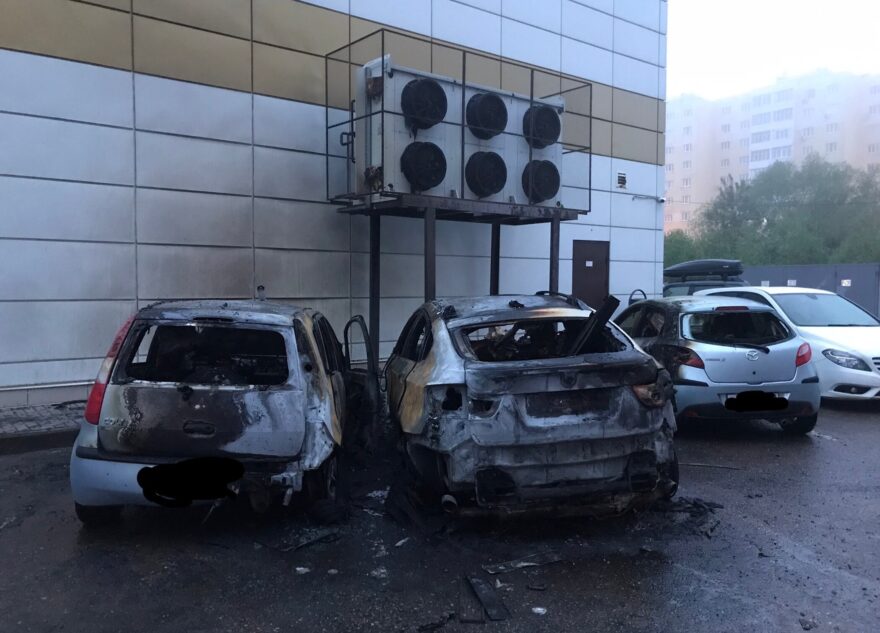 Ночью в Заволжском районе Твери сгорели три машины