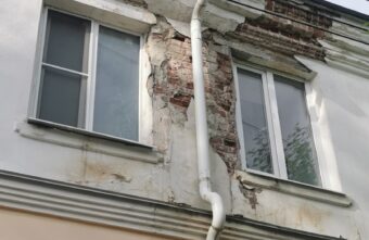 В центре Твери обрушается фасад дома В центре Твери обрушается фасад дома