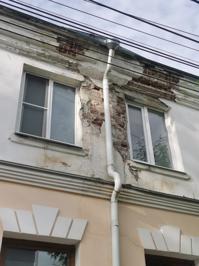 В центре Твери обрушается фасад дома