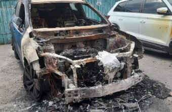 Ночью в Тверской области загорелись две иномарки