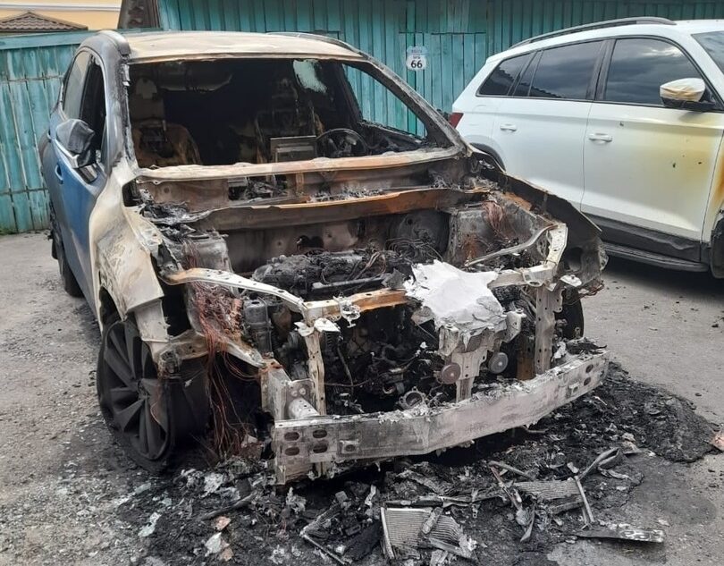 Ночью в Тверской области загорелись две иномарки