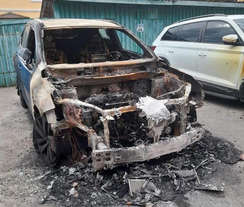 Ночью в Тверской области загорелись две иномарки