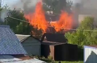 Сильный пожар в деревне Тверской области попал на видео