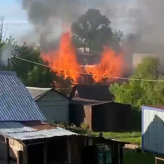 Сильный пожар в деревне Тверской области попал на видео