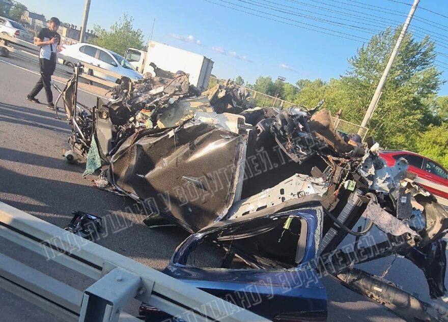 Появились фото с места жуткого ДТП на мосту в Твери