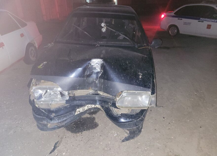 Ночью в Тверской области ВАЗ врезался в дерево