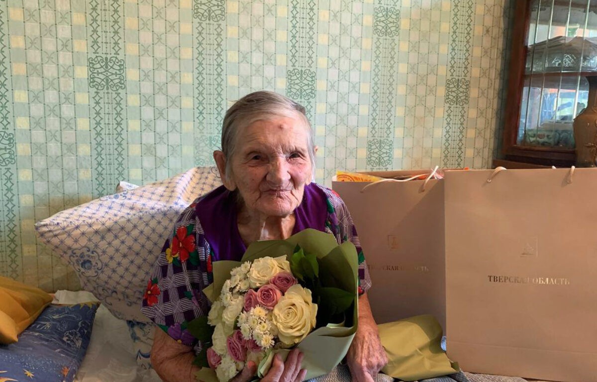 Губернатор поздравил со 101-летием ветерана Александру Кустову