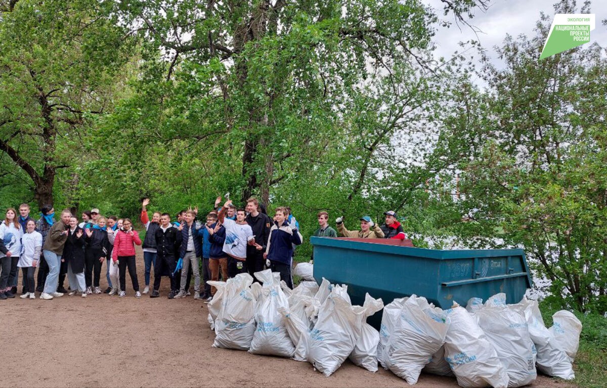 Жители Тверской области убирают мусор на территории водоемов