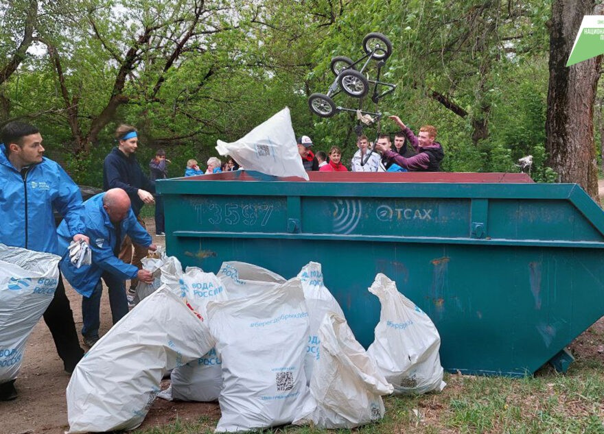 Жители Тверской области убирают мусор на территории водоемов Жители Тверской области убирают мусор на территории водоемов