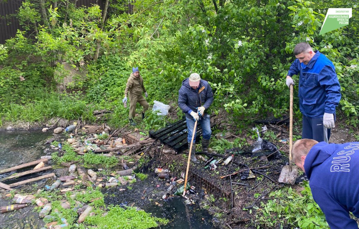 Жители Тверской области убирают мусор на территории водоемов