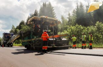 В Торопецком районе ремонтируют дорогу, ведущую к федеральной трассе